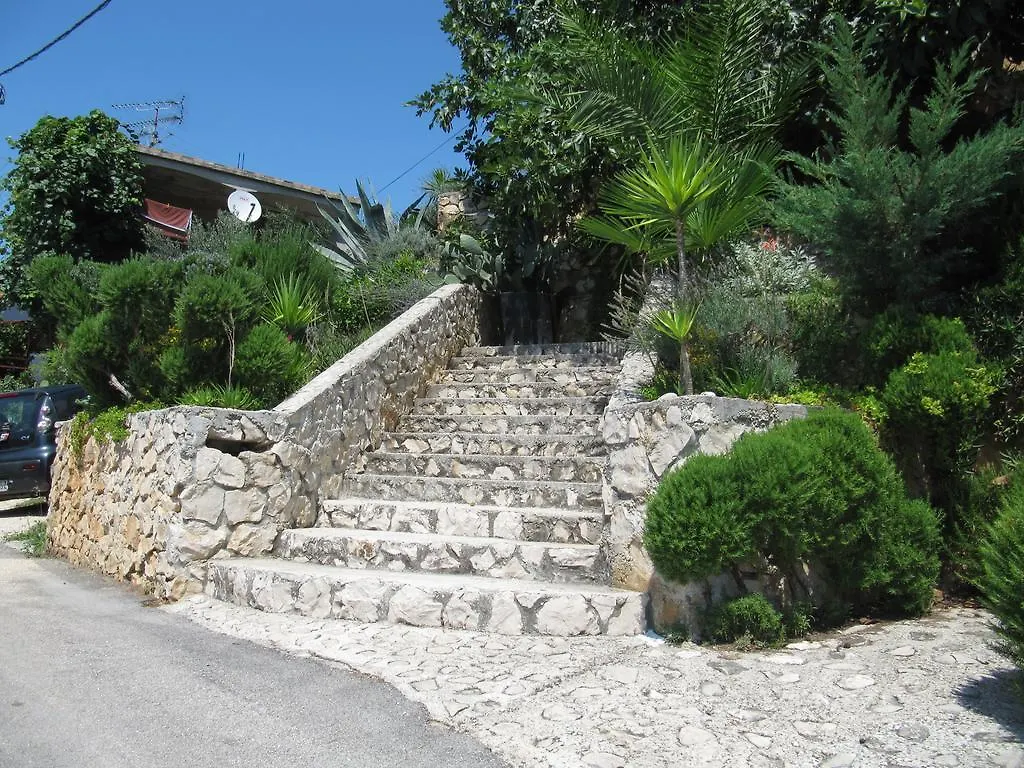 Apartmarin 0*, Trogir