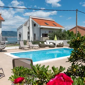Apartment Brico - Heated Pool, Trogir